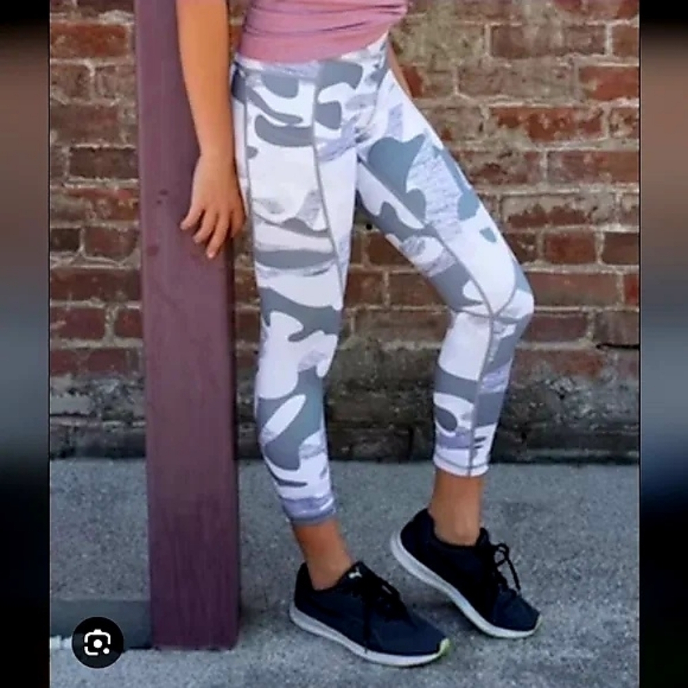 Camo Light n Tight Pocket Hi-Rise Capris Grey & White Camo Leggings Yoga NWOT